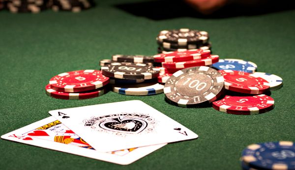 Hướng dẫn cách phân biệt Xì Tố và Poker cho người mới bắt đầu