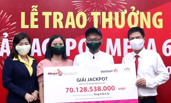 Mua vé số 350.000 đồng, thanh niên Hậu Giang trúng 70 tỷ đồng