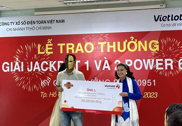 NSND Kim Cương đại diện nhận số tiền từ tỉ phú Jackpot L.H.L gửi tặng các nghệ sĩ neo đơn