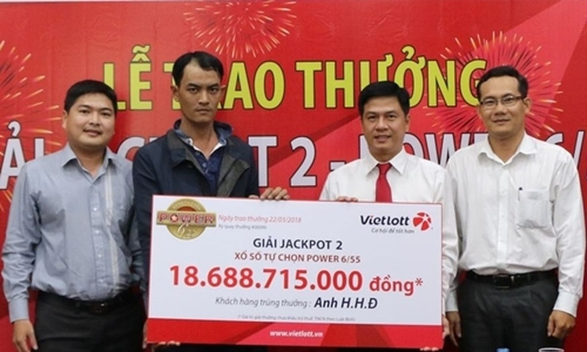 Ông H.H.Đ nhận giải Jackpot 18 tỷ đồng tại An Giang, không đeo mặt nạ