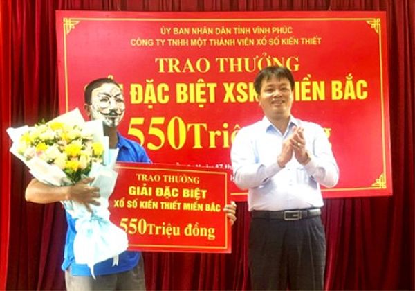 Trao thưởng giải đặc biệt xổ số kiến thiết miền Bắc mở thưởng ngày 17/7/2024